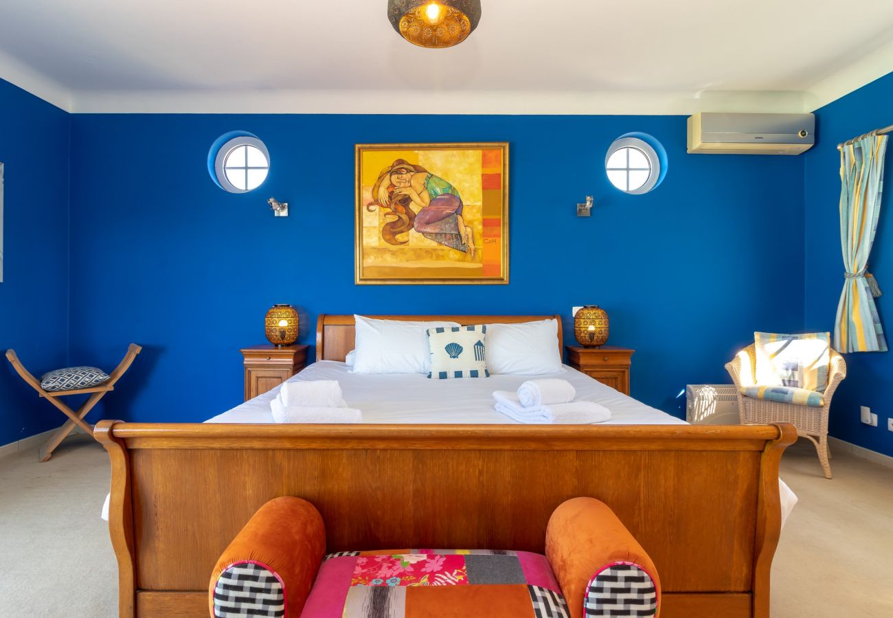 Villa in Carvoeiro - Villa Aurora – Cheerful Family Villa with Pool and Jacuzzi