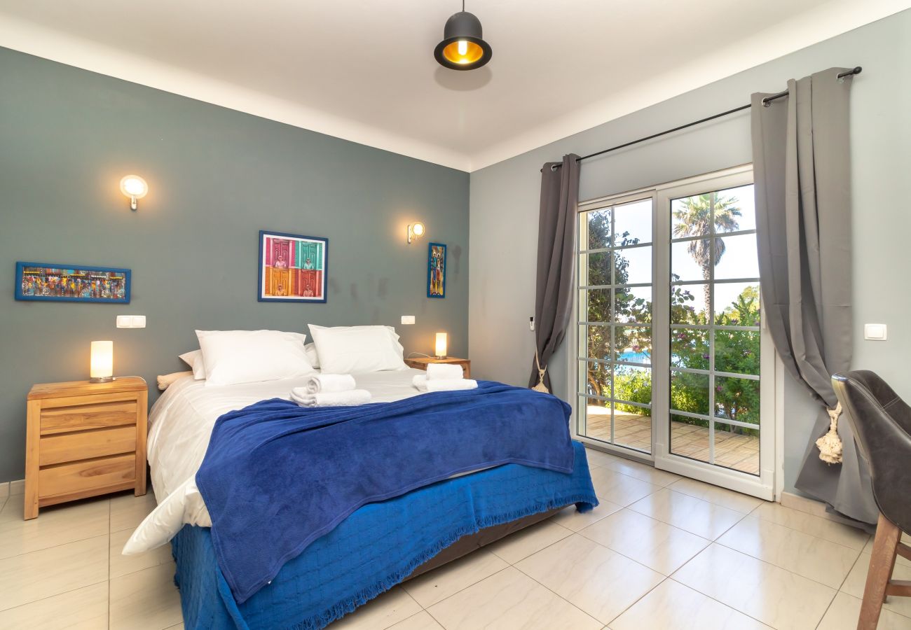Villa in Carvoeiro - Villa Aurora – Cheerful Family Villa with Pool and Jacuzzi