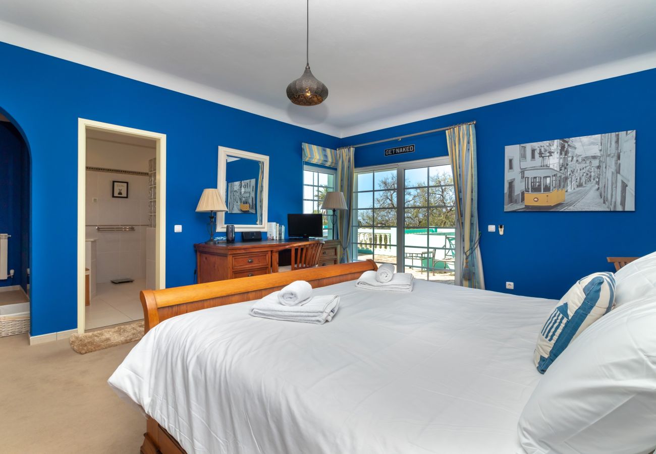 Villa in Carvoeiro - Villa Aurora – Cheerful Family Villa with Pool and Jacuzzi