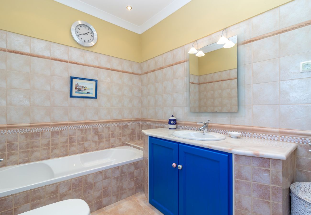 Villa in Carvoeiro - Villa Aurora – Cheerful Family Villa with Pool and Jacuzzi