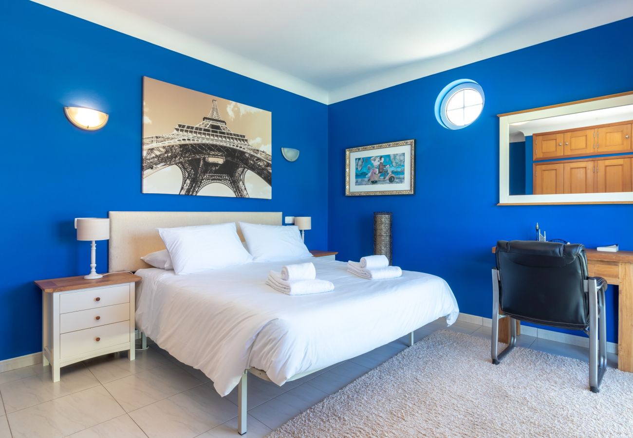 Villa in Carvoeiro - Villa Aurora – Cheerful Family Villa with Pool and Jacuzzi