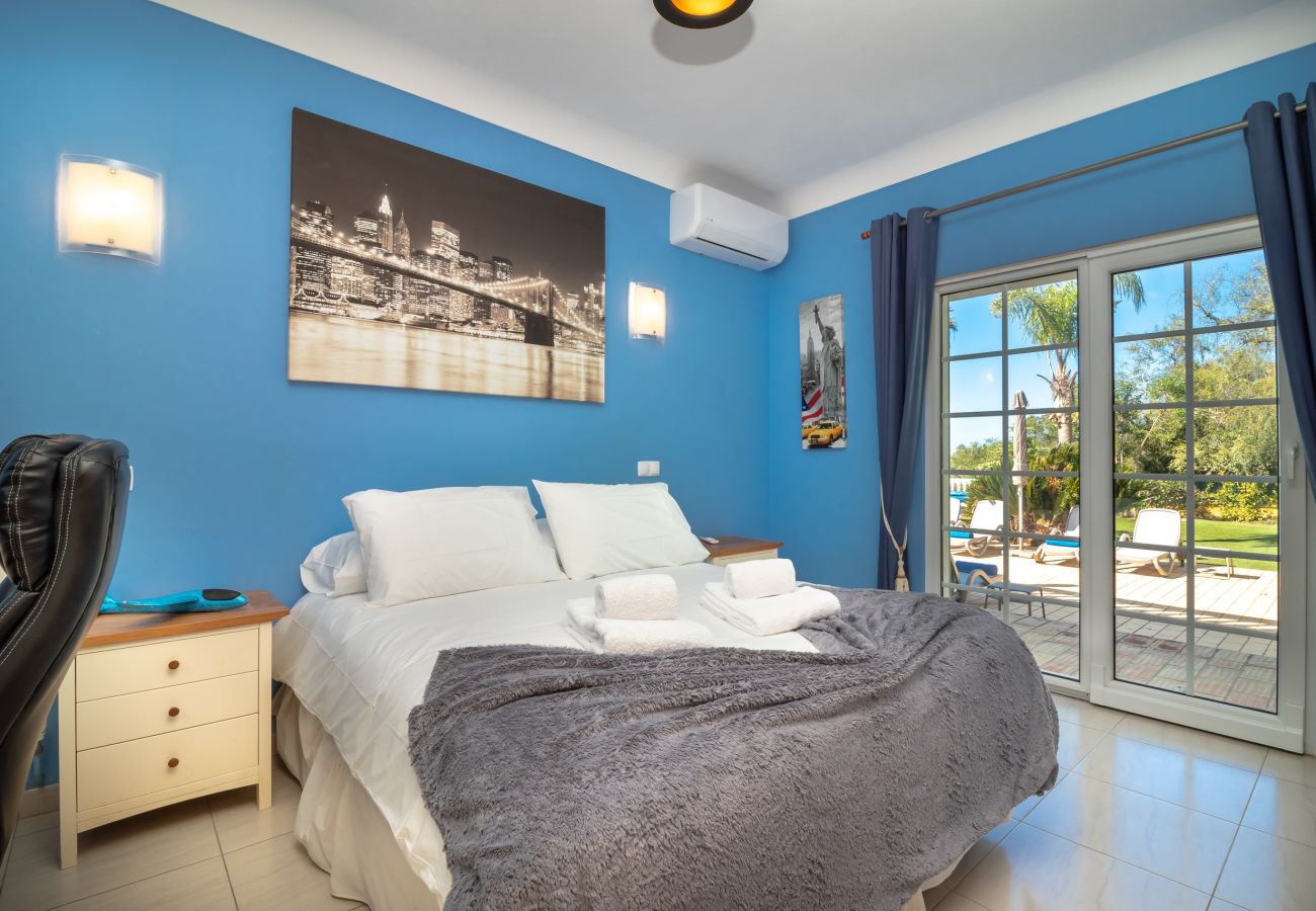 Villa in Carvoeiro - Villa Aurora – Cheerful Family Villa with Pool and Jacuzzi