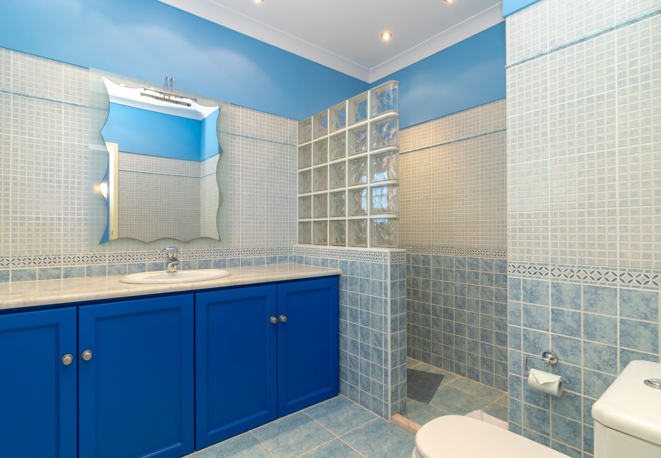 Villa in Carvoeiro - Villa Aurora – Cheerful Family Villa with Pool and Jacuzzi