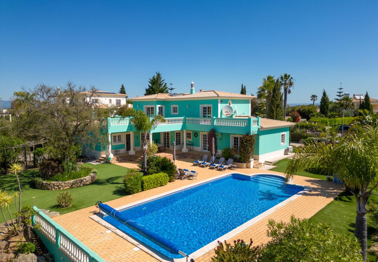 Villa in Carvoeiro - Villa Aurora – Cheerful Family Villa with Pool and Jacuzzi