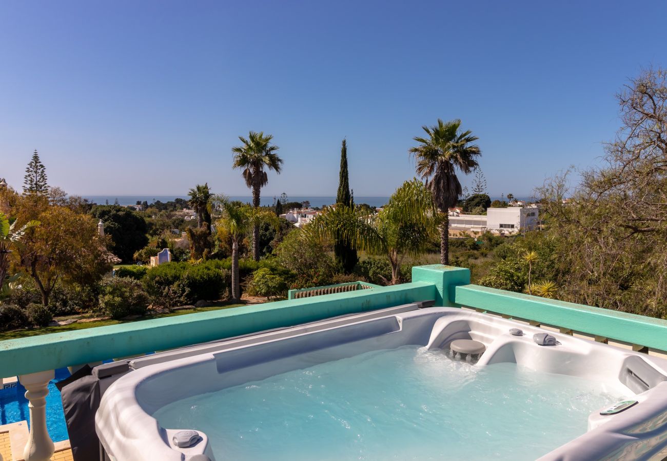 Villa in Carvoeiro - Villa Aurora – Cheerful Family Villa with Pool and Jacuzzi