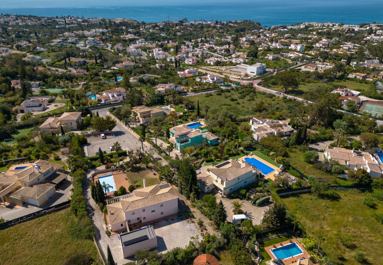 Villa in Carvoeiro - Villa Aurora – Cheerful Family Villa with Pool and Jacuzzi