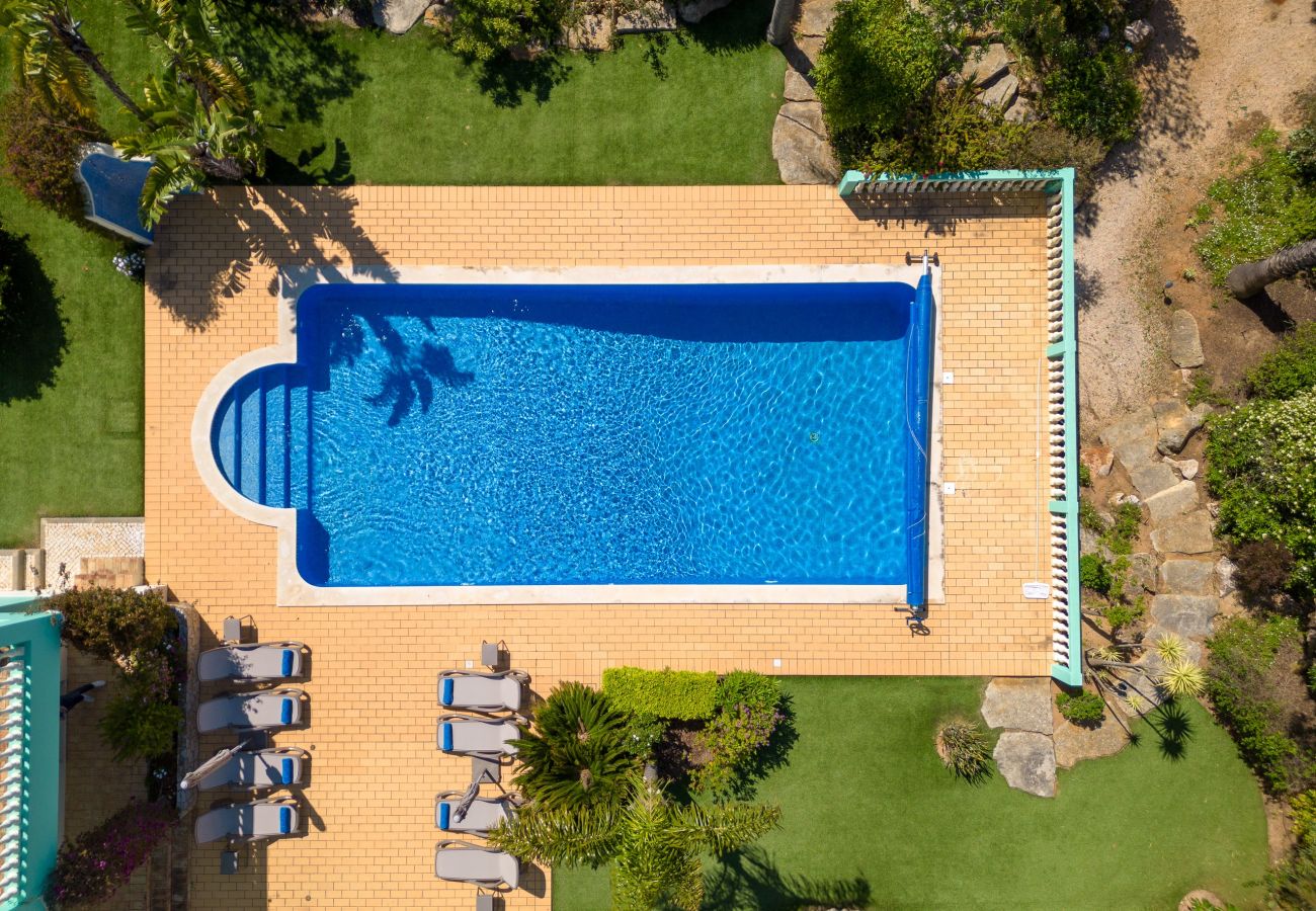 Villa in Carvoeiro - Villa Aurora – Cheerful Family Villa with Pool and Jacuzzi