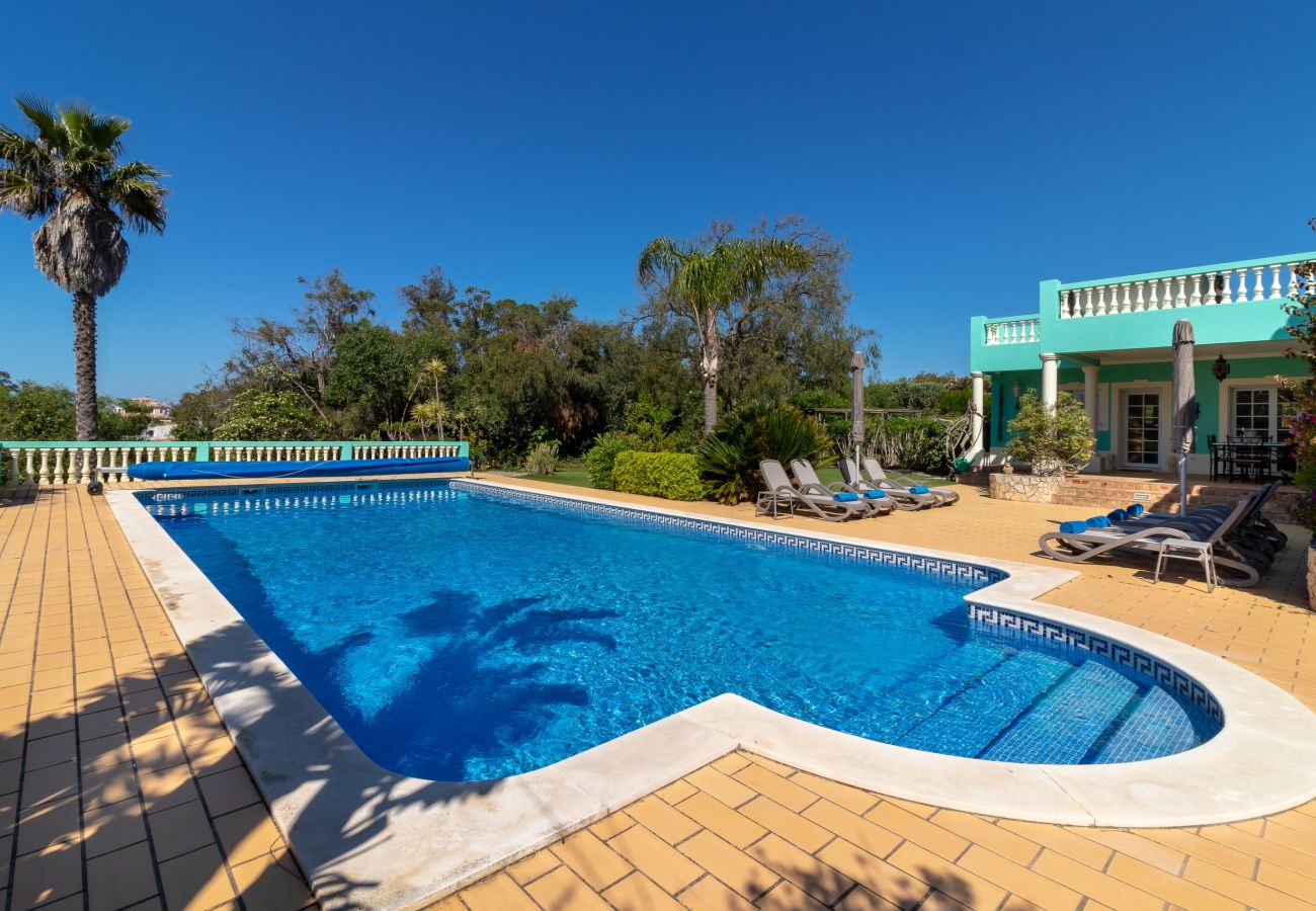Villa in Carvoeiro - Villa Aurora – Cheerful Family Villa with Pool and Jacuzzi