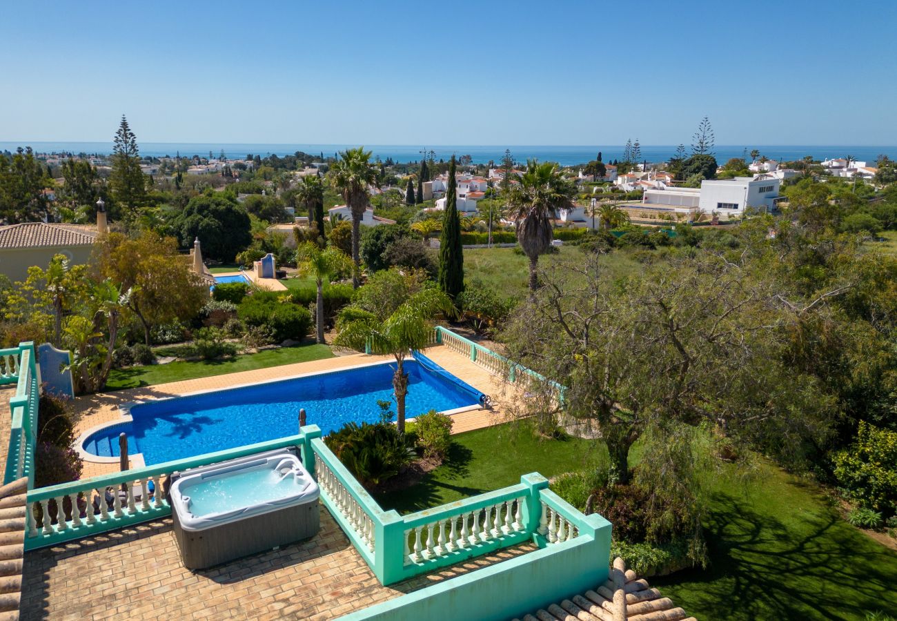 Villa in Carvoeiro - Villa Aurora – Cheerful Family Villa with Pool and Jacuzzi
