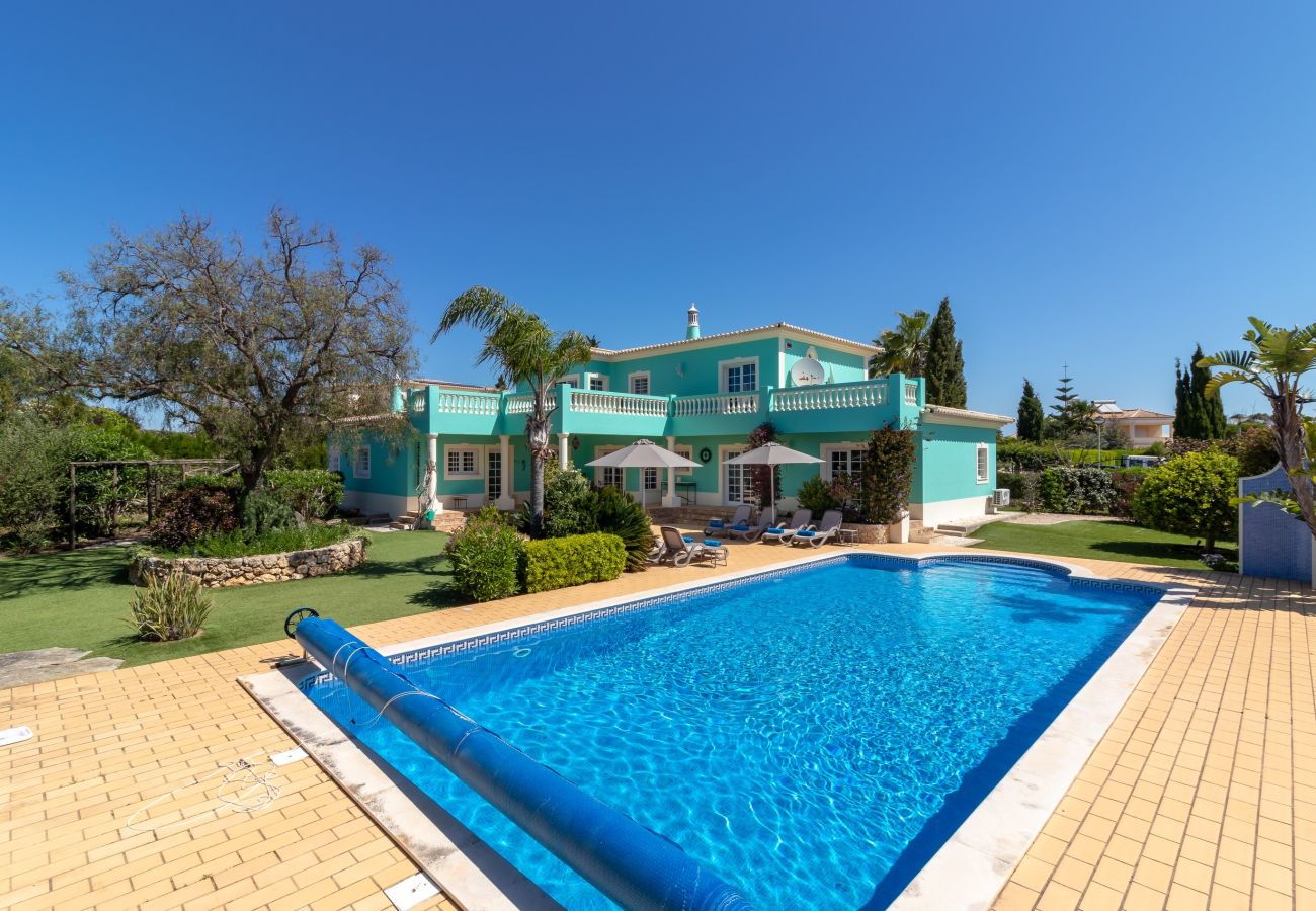 Villa in Carvoeiro - Villa Aurora – Cheerful Family Villa with Pool and Jacuzzi