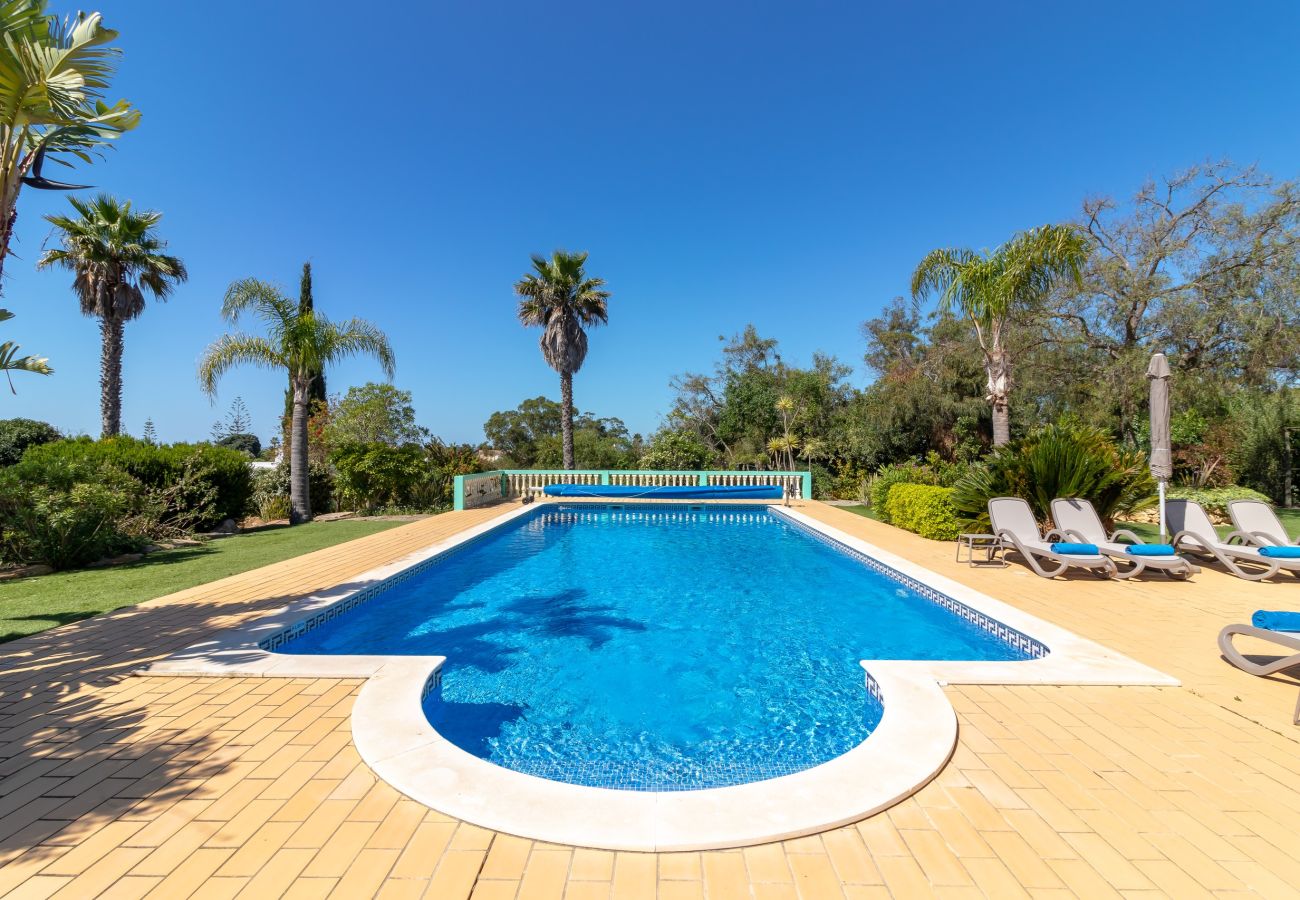 Villa in Carvoeiro - Villa Aurora – Cheerful Family Villa with Pool and Jacuzzi