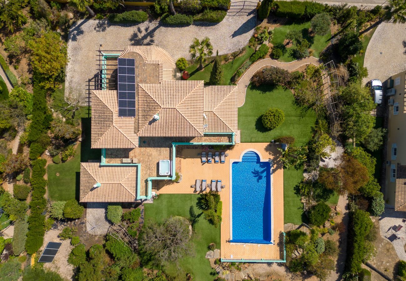 Villa in Carvoeiro - Villa Aurora – Cheerful Family Villa with Pool and Jacuzzi