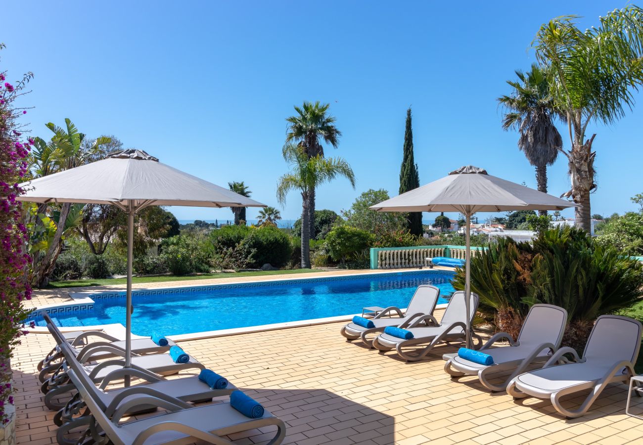 Villa in Carvoeiro - Villa Aurora – Cheerful Family Villa with Pool and Jacuzzi