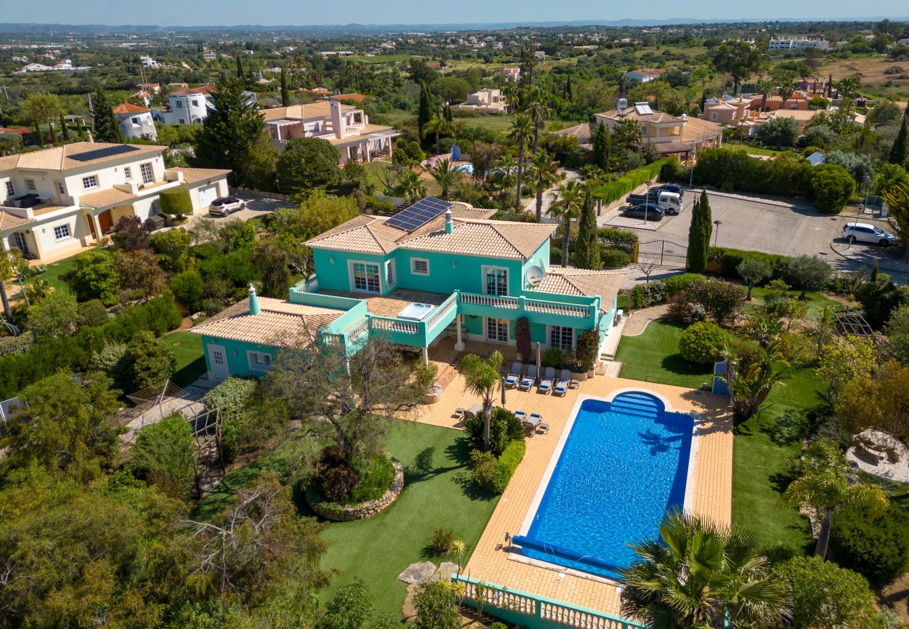 Villa in Carvoeiro - Villa Aurora – Cheerful Family Villa with Pool and Jacuzzi