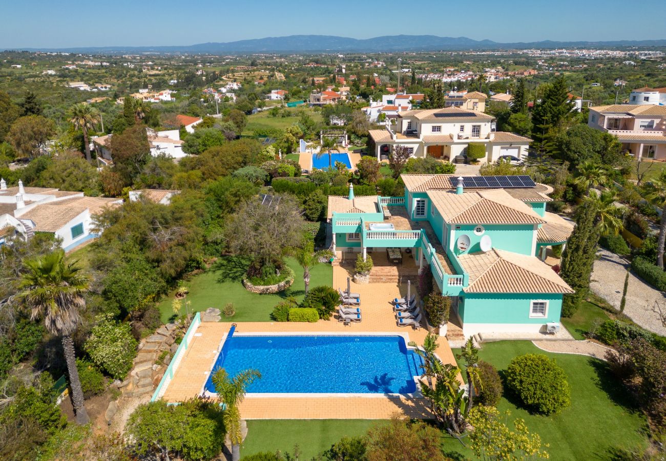Villa in Carvoeiro - Villa Aurora – Cheerful Family Villa with Pool and Jacuzzi