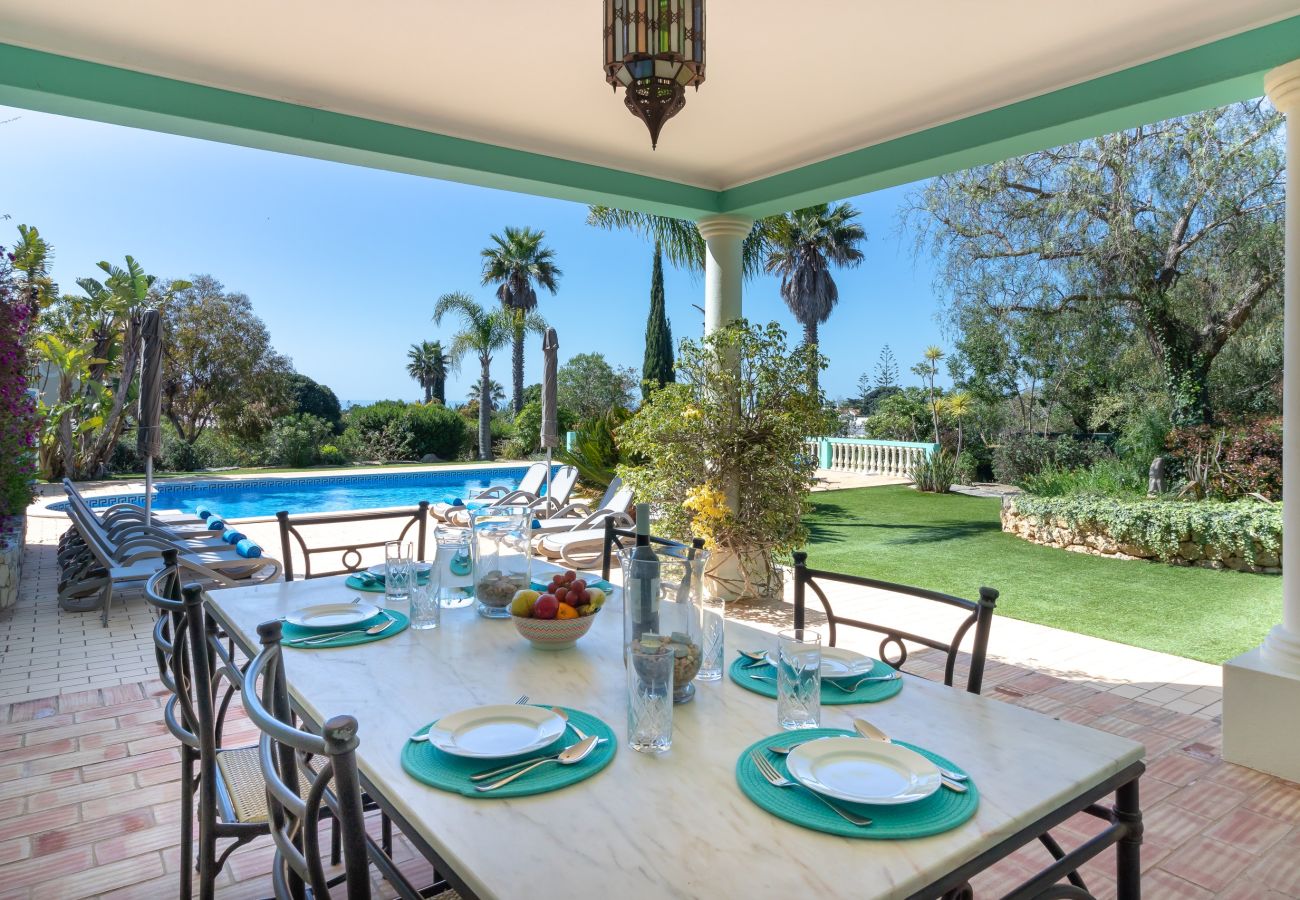 Villa in Carvoeiro - Villa Aurora – Cheerful Family Villa with Pool and Jacuzzi