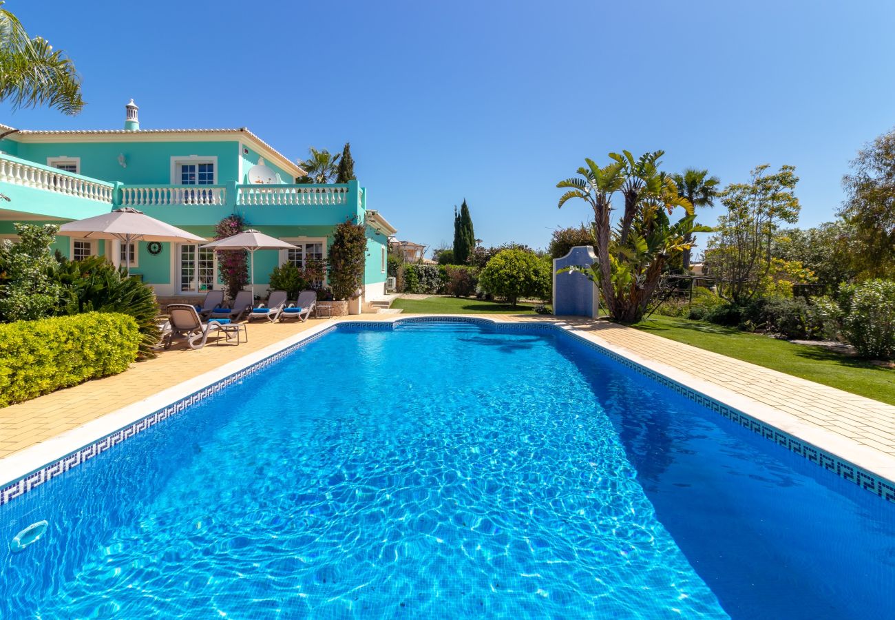 Villa in Carvoeiro - Villa Aurora – Cheerful Family Villa with Pool and Jacuzzi