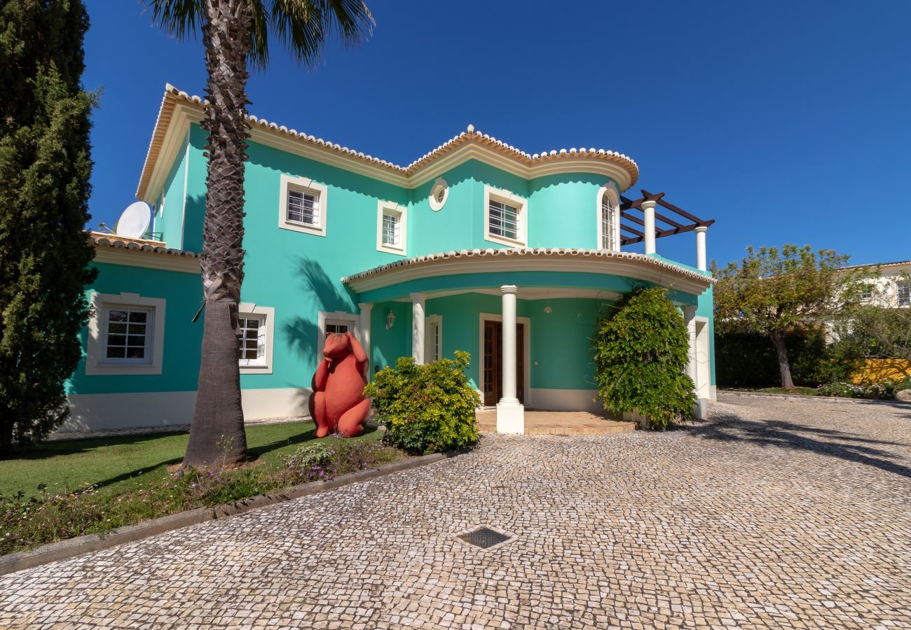 Villa in Carvoeiro - Villa Aurora – Cheerful Family Villa with Pool and Jacuzzi