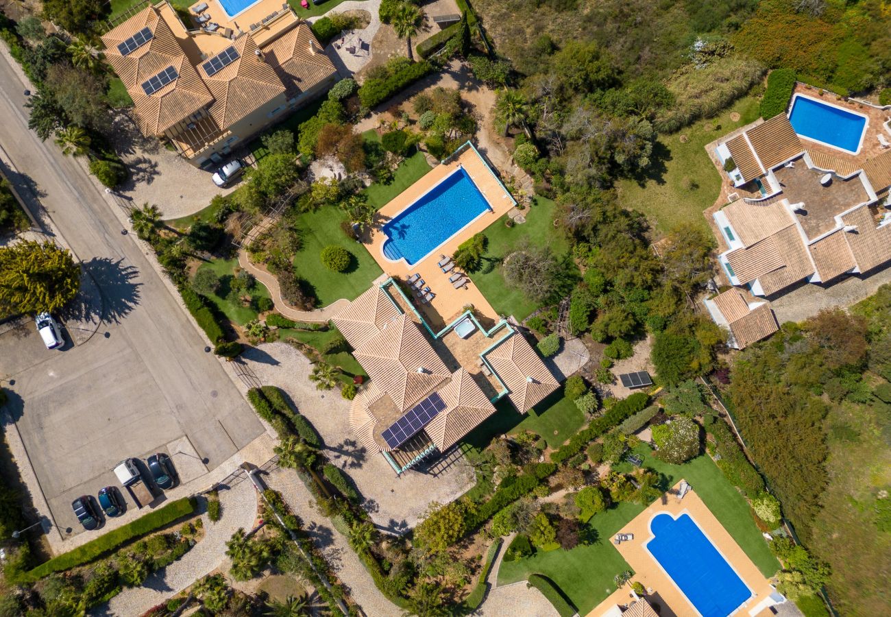 Villa in Carvoeiro - Villa Aurora – Cheerful Family Villa with Pool and Jacuzzi