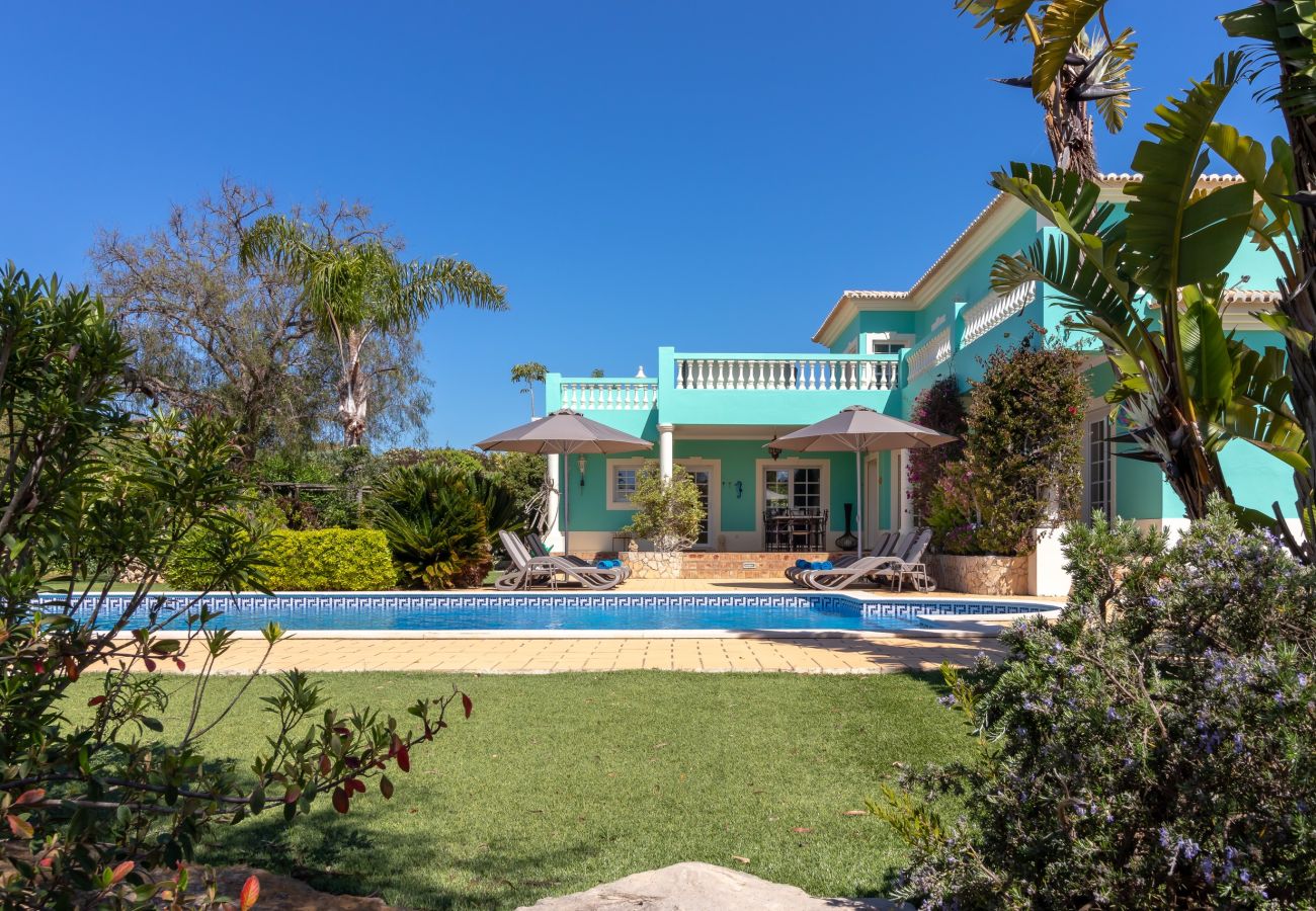 Villa in Carvoeiro - Villa Aurora – Cheerful Family Villa with Pool and Jacuzzi