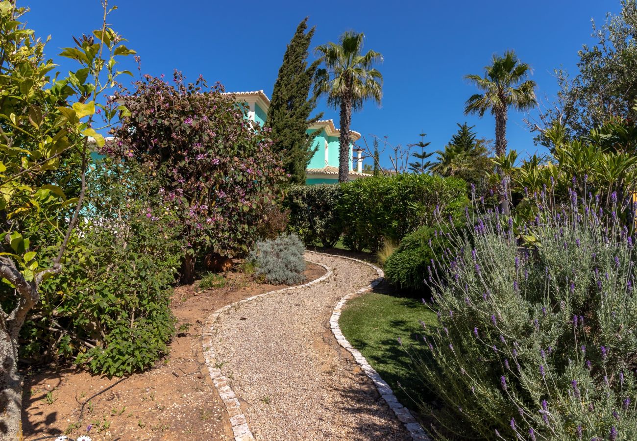 Villa in Carvoeiro - Villa Aurora – Cheerful Family Villa with Pool and Jacuzzi
