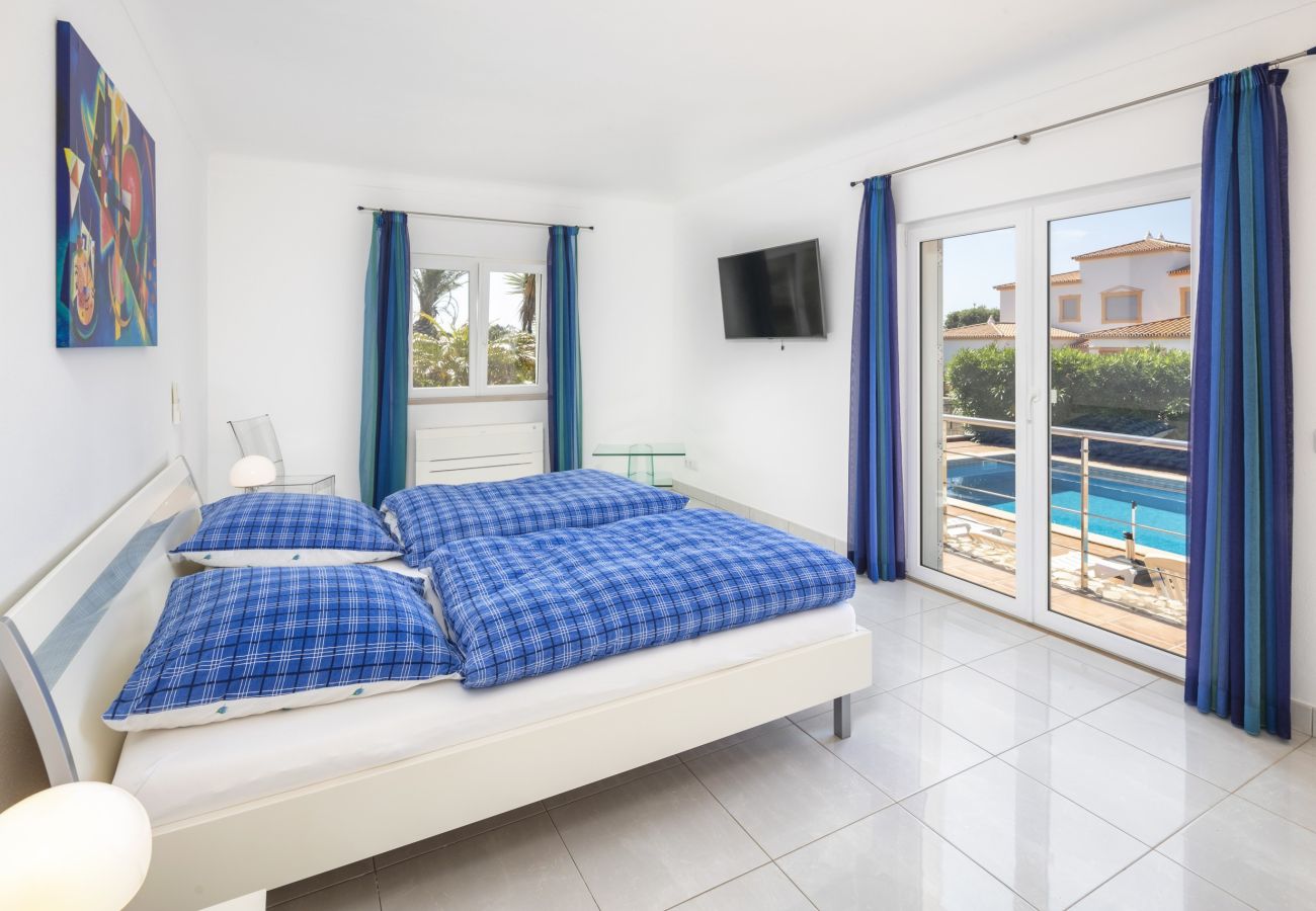 Villa in Carvoeiro - Casa Duas Filhas – Light-Filled Villa with Private Pool near the Cliffs of Carvoeiro