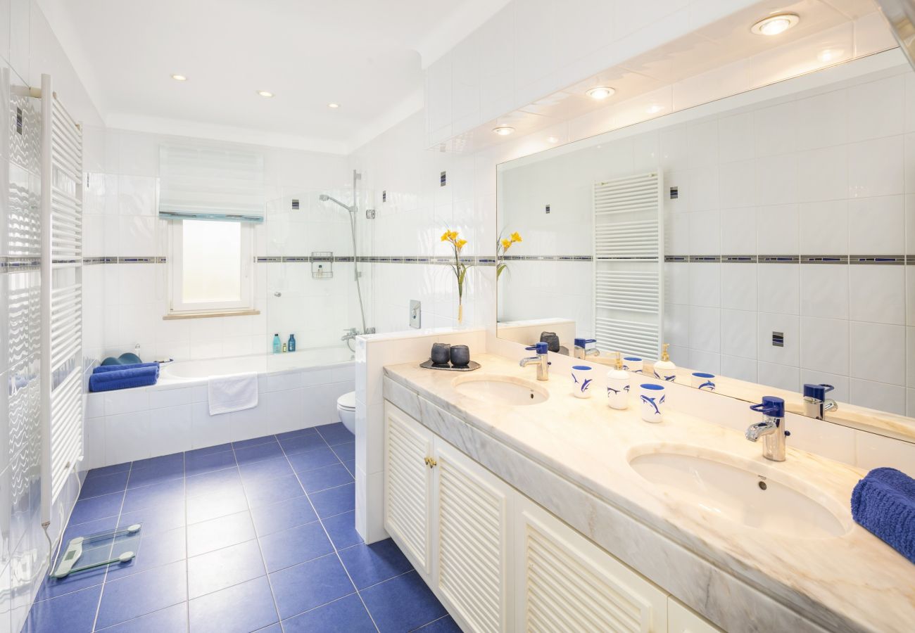 Villa in Carvoeiro - Casa Duas Filhas – Light-Filled Villa with Private Pool near the Cliffs of Carvoeiro