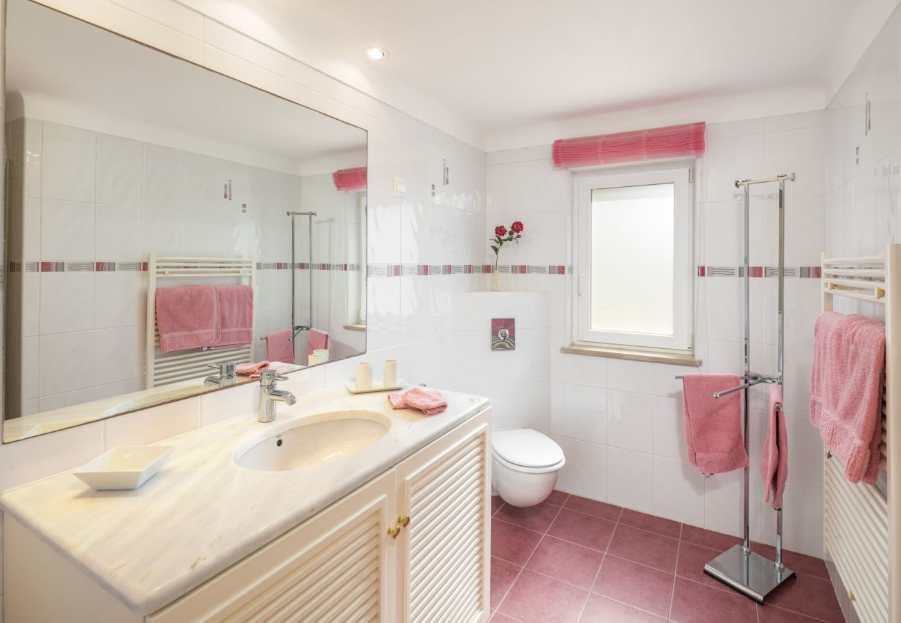 Villa in Carvoeiro - Casa Duas Filhas – Light-Filled Villa with Private Pool near the Cliffs of Carvoeiro