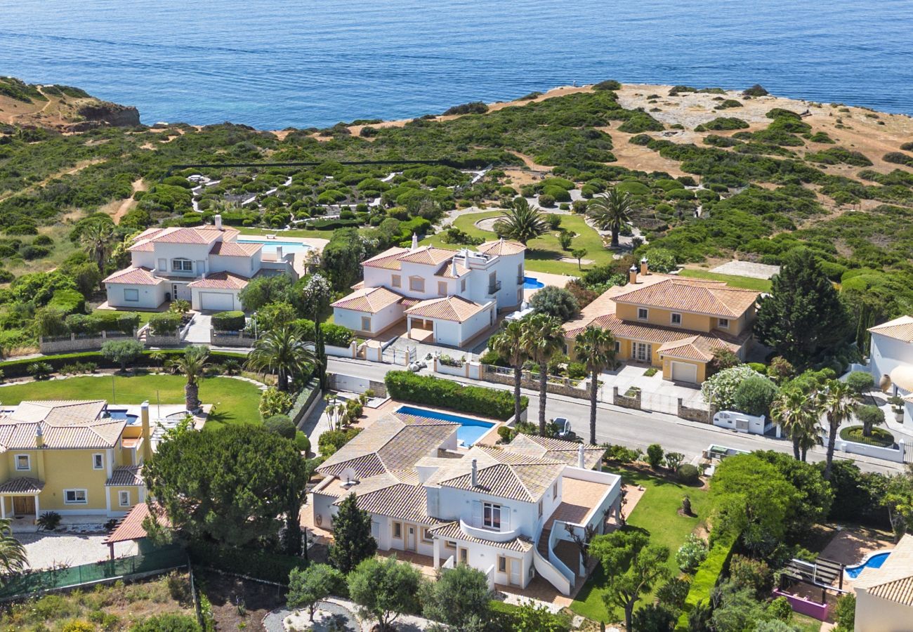 Villa in Carvoeiro - Casa Duas Filhas – Light-Filled Villa with Private Pool near the Cliffs of Carvoeiro