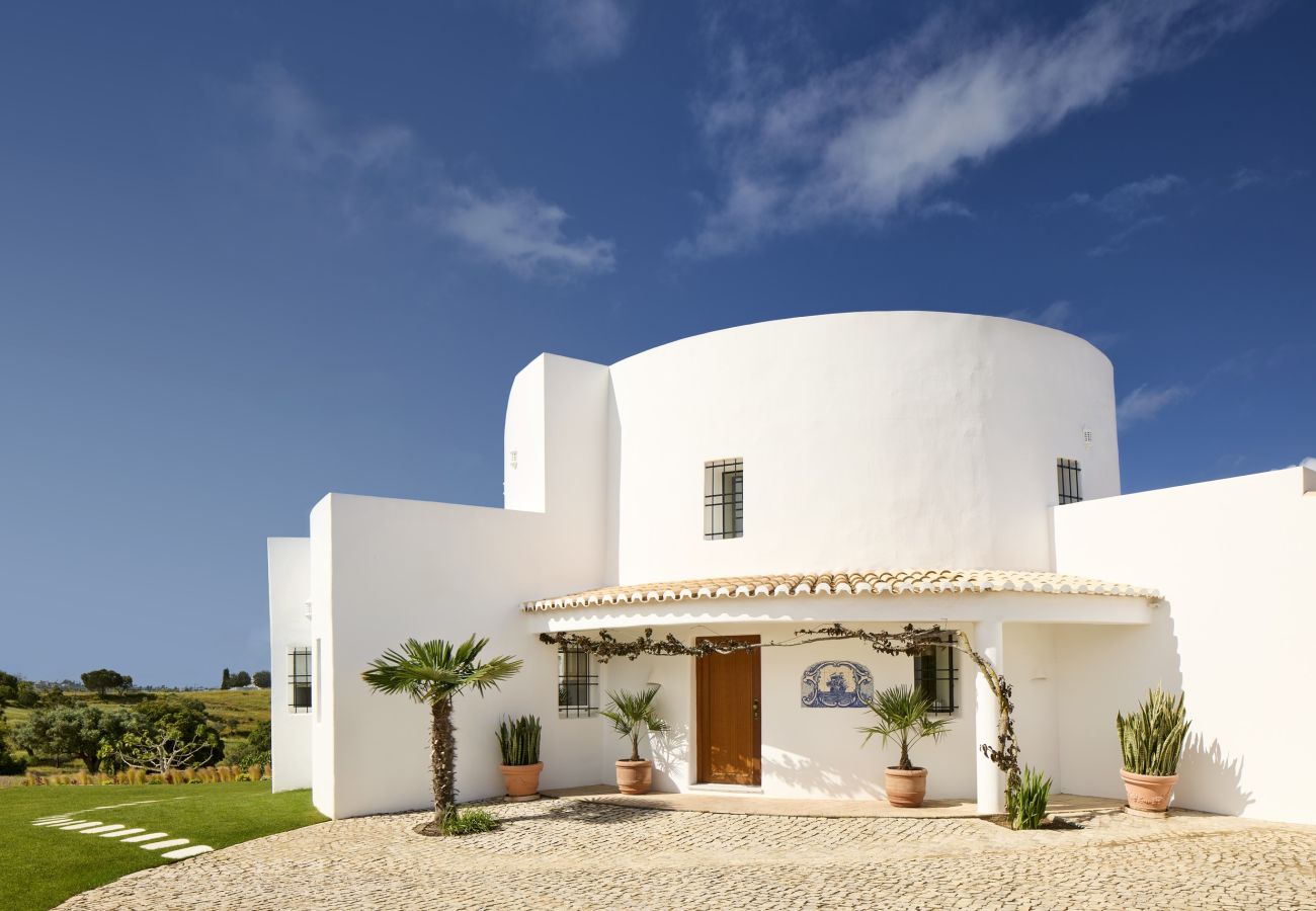 Villa in Guia - Casa Vento de Ouro – Peaceful Vineyard Retreat with Heated Pool near Guia