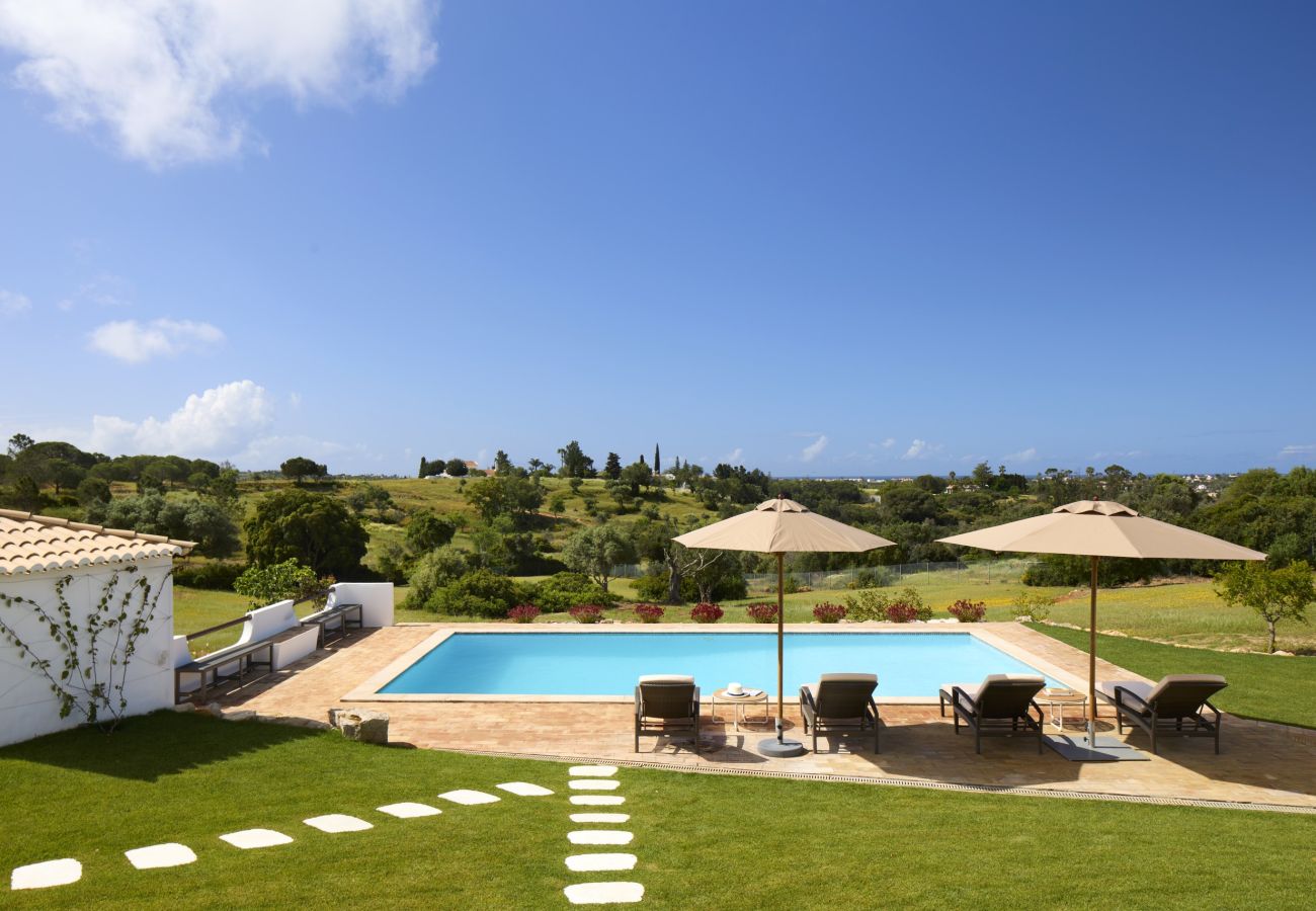 Villa in Guia - Casa Vento de Ouro – Peaceful Vineyard Retreat with Heated Pool near Guia