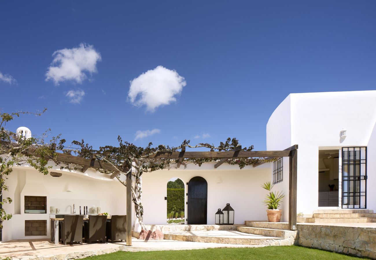 Villa in Guia - Casa Vento de Ouro – Peaceful Vineyard Retreat with Heated Pool near Guia