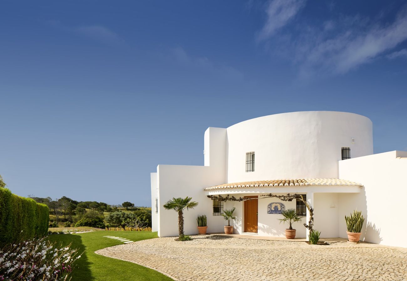 Villa in Guia - Casa Vento de Ouro – Peaceful Vineyard Retreat with Heated Pool near Guia